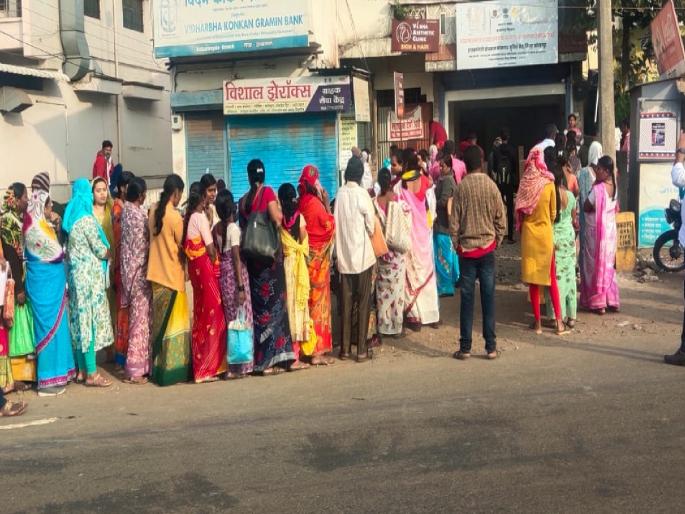 Many are directly becoming construction workers at the mercy of agents | Kolhapur: केवळ पाच हजारांत बना बांधकाम कामगार; बडे शेतकरी, श्रीमंत लाभार्थी Many are directly becoming construction workers at the mercy of agents | Kolhapur: केवळ पाच हजारांत बना बांधकाम कामगार; बडे शेतकरी, श्रीमंत लाभार्थी