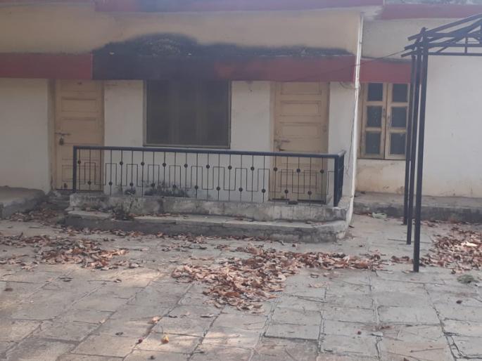 Solapur's Soak to Akkalkot's Officers; Construction office dew ...! | अक्कलकोटच्या अधिकाºयांना सोलापूरचा सोस; बांधकाम कार्यालय पडलंय ओस...! Solapur's Soak to Akkalkot's Officers; Construction office dew ...! | अक्कलकोटच्या अधिकाºयांना सोलापूरचा सोस; बांधकाम कार्यालय पडलंय ओस...!