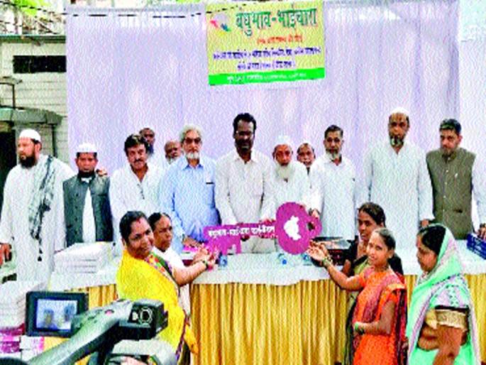 'His' in the house of Diwali, Dr. Houses from Muslim community in Ambedkar Nagar | ‘त्यांची’ दिवाळी हक्काच्या घरात, डॉ. आंबेडकरनगरमधील जळीतग्रस्तांना मुस्लिम समाजाकडून घरे 'His' in the house of Diwali, Dr. Houses from Muslim community in Ambedkar Nagar | ‘त्यांची’ दिवाळी हक्काच्या घरात, डॉ. आंबेडकरनगरमधील जळीतग्रस्तांना मुस्लिम समाजाकडून घरे