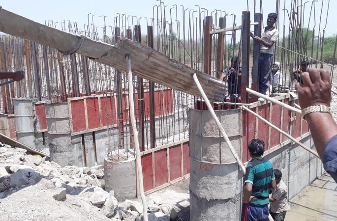 Shanti Banda Banda Bara Jahan; Loss of farmers to 7 crores | बंदलगी बंधारा गेला वाहून; शेतकºयांची ७ कोटींची झाली हानी