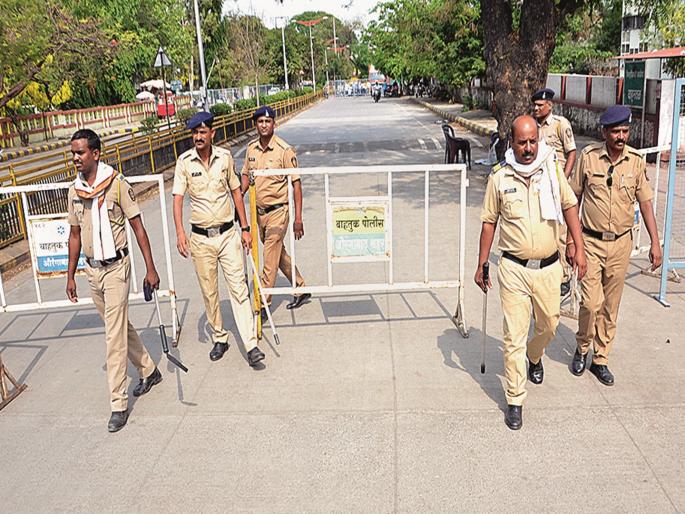 Provision of 87 policemen for five persons accompanying the candidate of Loksabha ; Road closure, general public facing trouble | उमेदवारासह जाणाऱ्या पाच जणांसाठी ८७ पोलिसांचा बंदोबस्त; रस्ता बंद, सामान्य जनता मेटाकुटीस Provision of 87 policemen for five persons accompanying the candidate of Loksabha ; Road closure, general public facing trouble | उमेदवारासह जाणाऱ्या पाच जणांसाठी ८७ पोलिसांचा बंदोबस्त; रस्ता बंद, सामान्य जनता मेटाकुटीस
