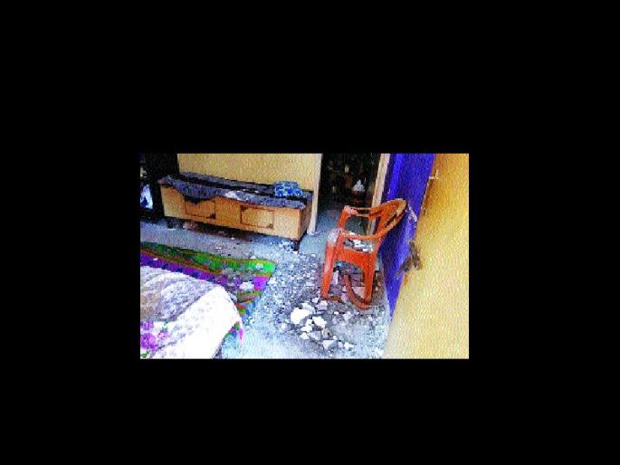 Bhandari government colony is in a poor state, residents fear the atmosphere | वांद्रे शासकीय वसाहत दयनीय अवस्थेत, रहिवाशांमध्ये भीतीचे वातावरण Bhandari government colony is in a poor state, residents fear the atmosphere | वांद्रे शासकीय वसाहत दयनीय अवस्थेत, रहिवाशांमध्ये भीतीचे वातावरण