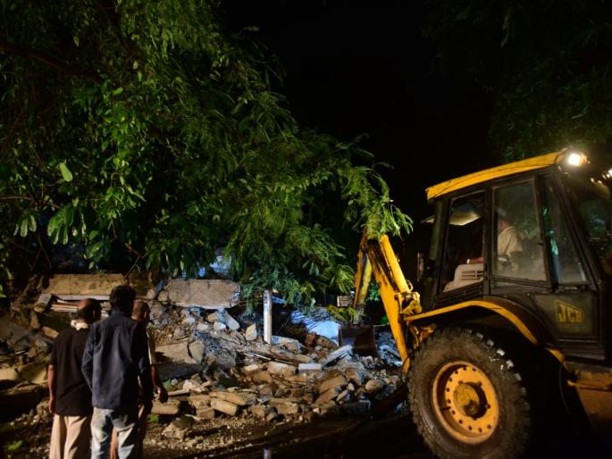 It's raining; One died in Bandra | पाऊस कोसळतोय; वांद्रयात एकाचा मृत्यू It's raining; One died in Bandra | पाऊस कोसळतोय; वांद्रयात एकाचा मृत्यू
