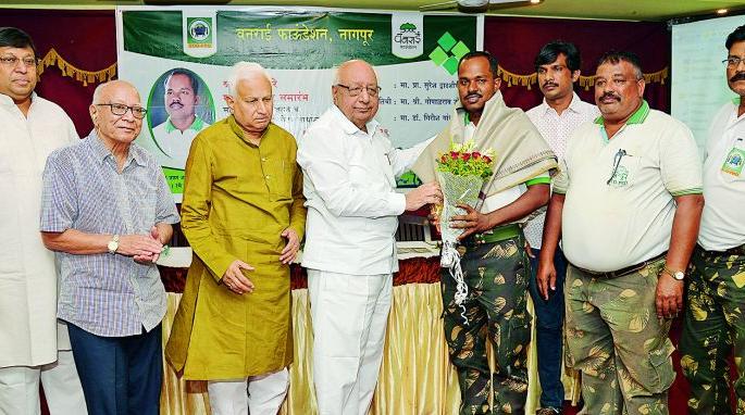 Bundu Dhotre's work should be public movement: Suresh Dwadashiwar | बंडू धोतरेंचे कार्य लोकचळवळ व्हावी : सुरेश द्वादशीवार Bundu Dhotre's work should be public movement: Suresh Dwadashiwar | बंडू धोतरेंचे कार्य लोकचळवळ व्हावी : सुरेश द्वादशीवार