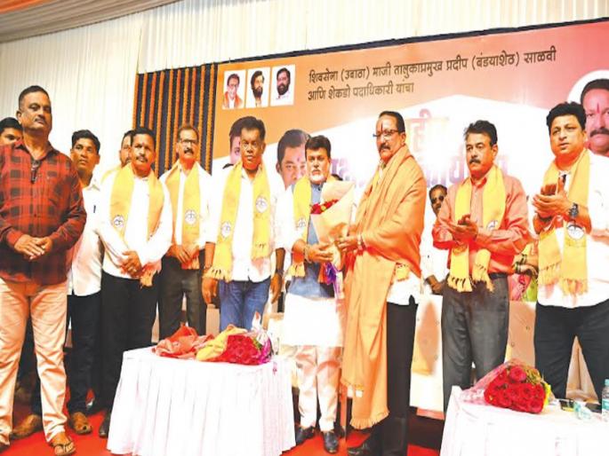Ratnagiri taluka head of Uddhav Sena Pradeep alias Bandya Salvi joins Shindesena along with his colleagues | ‘ऑपरेशन शिवधनुष्य’ला रत्नागिरीतून सुरुवात, उद्धवसेनेचे तालुकाप्रमुख शिंदेसेनेत दाखल Ratnagiri taluka head of Uddhav Sena Pradeep alias Bandya Salvi joins Shindesena along with his colleagues | ‘ऑपरेशन शिवधनुष्य’ला रत्नागिरीतून सुरुवात, उद्धवसेनेचे तालुकाप्रमुख शिंदेसेनेत दाखल