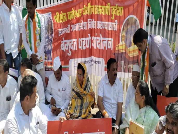 Mayabap government should act like Mayabap; MP Supriya Sule hunger strike against the poor condition of Shri Kshetra Baneshwar road | मायबाप सरकारने मायबापासारखं वागावं; श्री क्षेत्र बनेश्वर रस्त्याच्या दुरवस्थेविरोधात खासदार सुप्रिया सुळे यांचे उपोषण