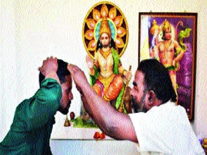 Muslim trader renovated Hanuman temple | मुस्लीम व्यापाऱ्याने केला हनुमान मंदिराचा जीर्णोद्धार, मोहम्मद पप्पू या तरुणाने घालून दिला आदर्श Muslim trader renovated Hanuman temple | मुस्लीम व्यापाऱ्याने केला हनुमान मंदिराचा जीर्णोद्धार, मोहम्मद पप्पू या तरुणाने घालून दिला आदर्श