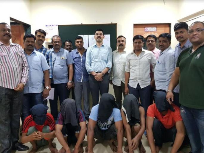 Five Bangladeshi robbers arrested from Kashimira | काशिमिरा येथून ५ बांगलादेशी दरोडेखोरांना अटक Five Bangladeshi robbers arrested from Kashimira | काशिमिरा येथून ५ बांगलादेशी दरोडेखोरांना अटक