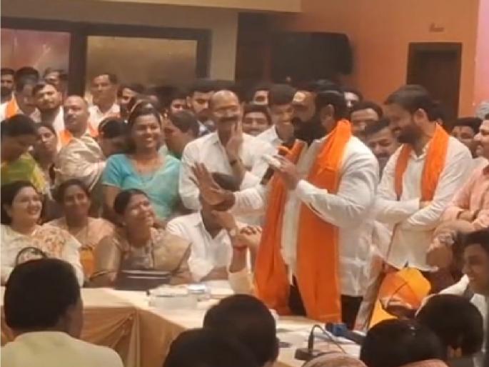 Shinde sena MLA Santosh Bangar Slams Own Ministers: "Power Has Gone to Their Heads." | "मंत्र्यांच्या डोक्यात हवा गेलीये", शिंदेसेनेच्या मेळाव्यात आमदार संतोष बांगर यांचा घरचा आहेर Shinde sena MLA Santosh Bangar Slams Own Ministers: "Power Has Gone to Their Heads." | "मंत्र्यांच्या डोक्यात हवा गेलीये", शिंदेसेनेच्या मेळाव्यात आमदार संतोष बांगर यांचा घरचा आहेर