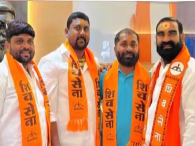 Shinde Shiv Sena breaks two BJP candidates in Hingoli; Elections are being held with shock tactics after allegations and counter-allegations | हिंगोलीत शिंदेसेनेने भाजपचे २ उमेदवार फोडले; आरोप-प्रत्यारोपानंतर निवडणूकीत धक्कातंत्र Shinde Shiv Sena breaks two BJP candidates in Hingoli; Elections are being held with shock tactics after allegations and counter-allegations | हिंगोलीत शिंदेसेनेने भाजपचे २ उमेदवार फोडले; आरोप-प्रत्यारोपानंतर निवडणूकीत धक्कातंत्र