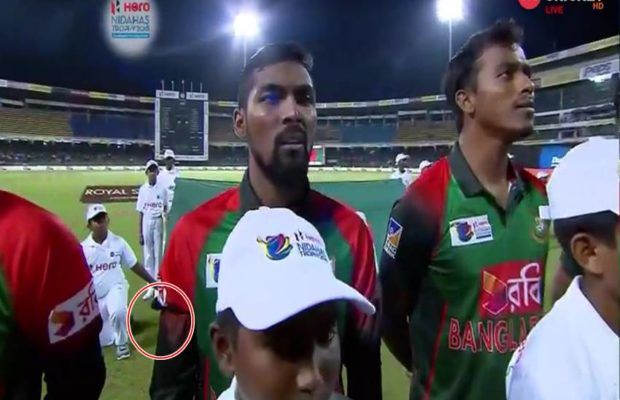 Nidahas Trophy 2018: ... so black curtains built by Bangladeshi cricketers | Nidahas Trophy 2018 : ... म्हणून बांगलादेशच्या क्रिकेपटूंनी बांधल्या काळ्या रंगाच्या फिती