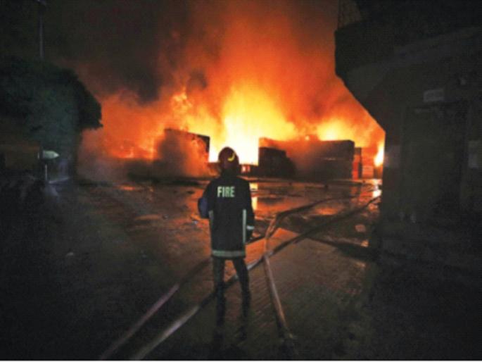 At least 43 killed, 450 injured in chemical container depot fire in bangladesh | रासायनिक कंटेनर डेपोतील भीषण आगीत ४३ जणांचा मृत्यू, ४५० जण जखमी At least 43 killed, 450 injured in chemical container depot fire in bangladesh | रासायनिक कंटेनर डेपोतील भीषण आगीत ४३ जणांचा मृत्यू, ४५० जण जखमी