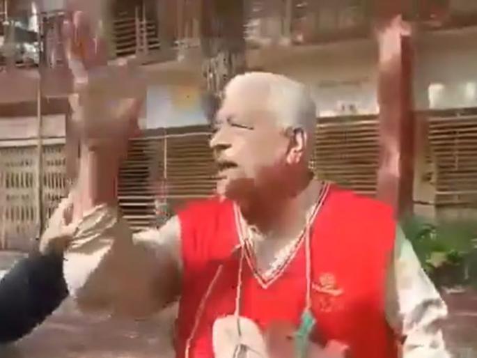 Senior freedom fighter publicly insulted in Bangladesh, chain of shoes tied around his neck | बांगलादेशमध्ये ज्येष्ठ स्वातंत्रसैनिकाचा केला जाहीर अपमान, गळ्यात घातला चपलांचा हार Senior freedom fighter publicly insulted in Bangladesh, chain of shoes tied around his neck | बांगलादेशमध्ये ज्येष्ठ स्वातंत्रसैनिकाचा केला जाहीर अपमान, गळ्यात घातला चपलांचा हार