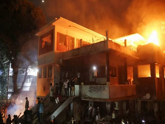 Big chaos in Bangladesh Rebel leader Hadi dies Riots break out, people start vandalism and arson | बांगलादेशात मोठा गोंधळ! बंडखोरांचा नेता हादी यांचा मृत्यू; दंगली उसळल्या, लोकांनी तोडफोड आणि जाळपोळ केली सुरू Big chaos in Bangladesh Rebel leader Hadi dies Riots break out, people start vandalism and arson | बांगलादेशात मोठा गोंधळ! बंडखोरांचा नेता हादी यांचा मृत्यू; दंगली उसळल्या, लोकांनी तोडफोड आणि जाळपोळ केली सुरू