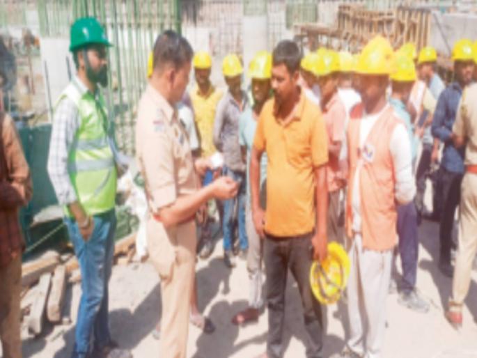 Bangladeshi infiltrators on radar, Kopri police conduct 'identification parade' of hawkers including more than 200 construction workers at 15 locations | बांगलादेशी घुसखोर रडारवर, १५ ठिकाणी २०० हून अधिक बांधकाम मजुरांसह फेरीवाल्यांची कोपरी पोलिसांकडून ‘ओळखपरेड’ Bangladeshi infiltrators on radar, Kopri police conduct 'identification parade' of hawkers including more than 200 construction workers at 15 locations | बांगलादेशी घुसखोर रडारवर, १५ ठिकाणी २०० हून अधिक बांधकाम मजुरांसह फेरीवाल्यांची कोपरी पोलिसांकडून ‘ओळखपरेड’