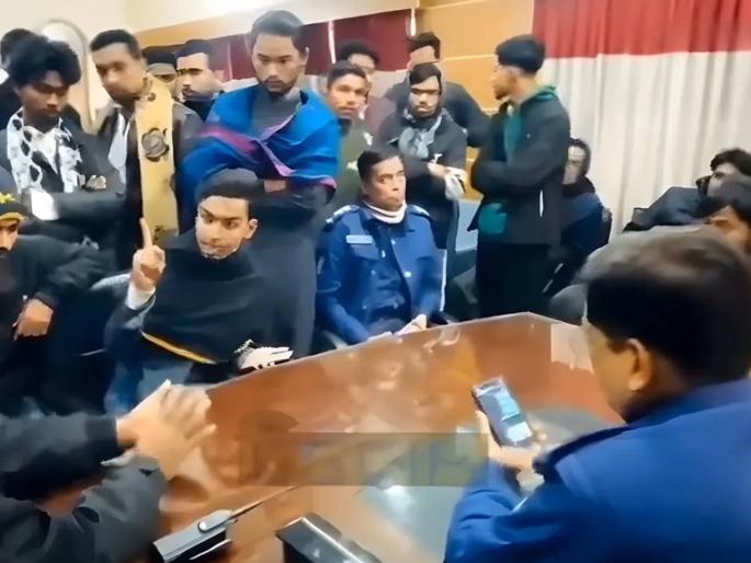 "We burned Hindu officer Santosh," Bangladeshi leader's sensational claim at police station | "आम्ही हिंदू अधिकारी संतोषला जाळले," बांगलादेशी नेत्याचा पोलिस ठाण्यात खळबळजनक दावा "We burned Hindu officer Santosh," Bangladeshi leader's sensational claim at police station | "आम्ही हिंदू अधिकारी संतोषला जाळले," बांगलादेशी नेत्याचा पोलिस ठाण्यात खळबळजनक दावा