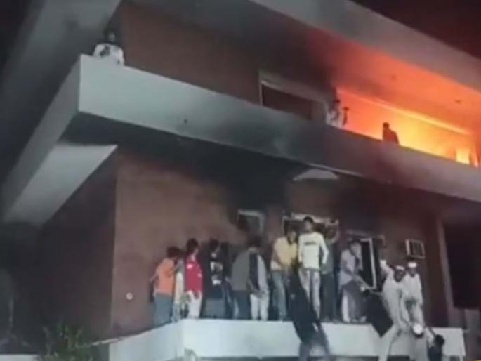 Bangladesh Violence Update: Violence flares up again in Bangladesh, destruction of Vanga Bandhu's house, attacks on minority Hindus too | बांगलादेशमध्ये पुन्हा भडकला हिंसाचार, वंगबंधूंच्या घराची नासधूस, अल्पसंख्याक हिंदूंवरही हल्ले   