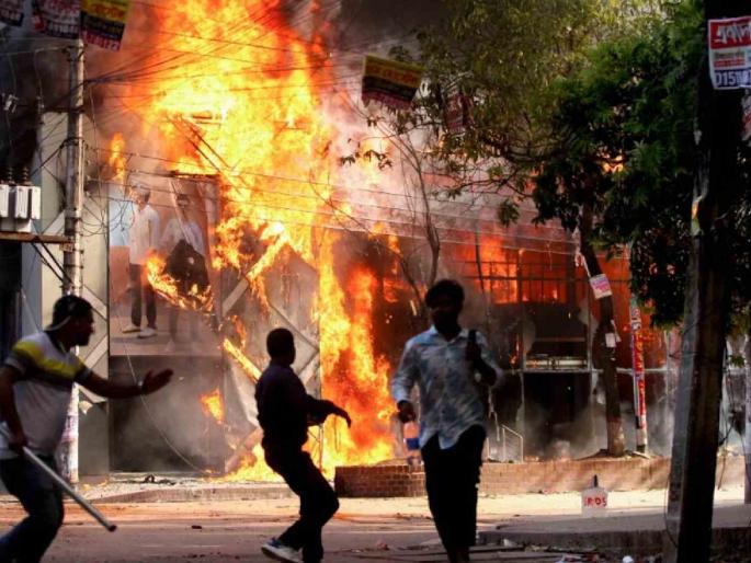 Chaos in Bangladesh! Sheikh Hasina immediately fled to India after resigning from the post of Prime Minister | बांगलादेशात अराजक! पंतप्रधानपदाचा राजीनामा देऊन शेख हसीना यांचे तत्काळ भारताकडे पलायन Chaos in Bangladesh! Sheikh Hasina immediately fled to India after resigning from the post of Prime Minister | बांगलादेशात अराजक! पंतप्रधानपदाचा राजीनामा देऊन शेख हसीना यांचे तत्काळ भारताकडे पलायन