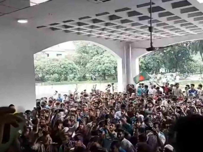 Riots again in Bangladesh, protesters besiege Supreme Court Chief Justice has to resign | बांगलादेशात पुन्हा मोठा गोंधळ, आंदोलकांनी सर्वोच्च न्यायालयाला घेराव घातला;सरन्यायाधीशांना राजीनामा द्यावा लागला Riots again in Bangladesh, protesters besiege Supreme Court Chief Justice has to resign | बांगलादेशात पुन्हा मोठा गोंधळ, आंदोलकांनी सर्वोच्च न्यायालयाला घेराव घातला;सरन्यायाधीशांना राजीनामा द्यावा लागला
