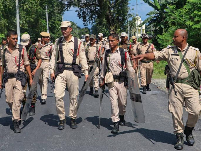 Pahalgam terror attack supporter taken away to 'Bangladeshi', attack on Assam police; 10 arrested | पहलगाम दहशतवादी हल्ल्याच्या समर्थकाला 'बांगलादेशी' सोडून घेऊन गेले, आसाम पोलिसांवर हल्ला; १० जणांना अटक Pahalgam terror attack supporter taken away to 'Bangladeshi', attack on Assam police; 10 arrested | पहलगाम दहशतवादी हल्ल्याच्या समर्थकाला 'बांगलादेशी' सोडून घेऊन गेले, आसाम पोलिसांवर हल्ला; १० जणांना अटक