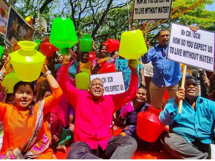 water crisis in bengaluru ban for usage of drinking water for car washing and gardening | ना कार वॉश, ना झाडांना पाणी, लागेल 5 हजार दंड; 'जलसंकट' असलेल्या बंगळुरूत नवा फतवा water crisis in bengaluru ban for usage of drinking water for car washing and gardening | ना कार वॉश, ना झाडांना पाणी, लागेल 5 हजार दंड; 'जलसंकट' असलेल्या बंगळुरूत नवा फतवा