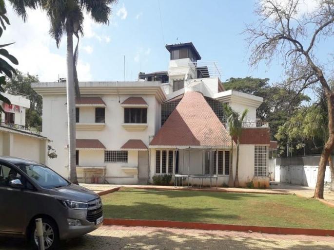 Locked bungalow unlocked and fled with 51 lakh jewelry locker | बंगल्याचे कुलूप उघडून पळविले ५१ लाखांच्या दागिण्यांचे लॉकर Locked bungalow unlocked and fled with 51 lakh jewelry locker | बंगल्याचे कुलूप उघडून पळविले ५१ लाखांच्या दागिण्यांचे लॉकर