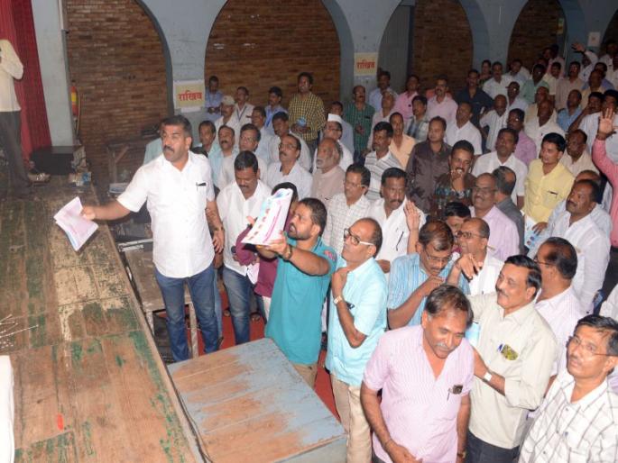 Farmers agitation in front of bank | शेतकऱ्यांचा बँकेसमोर ठिय्या Farmers agitation in front of bank | शेतकऱ्यांचा बँकेसमोर ठिय्या