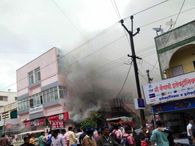 Short circuit in air conditioning system Fire at Saswad branch of D.Deccan Merchant Co - Operative Banks | वातानुकूलित यंत्रणेत शॉर्टसर्किट; सासवड शाखेच्या दि डेक्कन मर्चंट को - ऑपरेटिव्ह बॅंकेला आग Short circuit in air conditioning system Fire at Saswad branch of D.Deccan Merchant Co - Operative Banks | वातानुकूलित यंत्रणेत शॉर्टसर्किट; सासवड शाखेच्या दि डेक्कन मर्चंट को - ऑपरेटिव्ह बॅंकेला आग