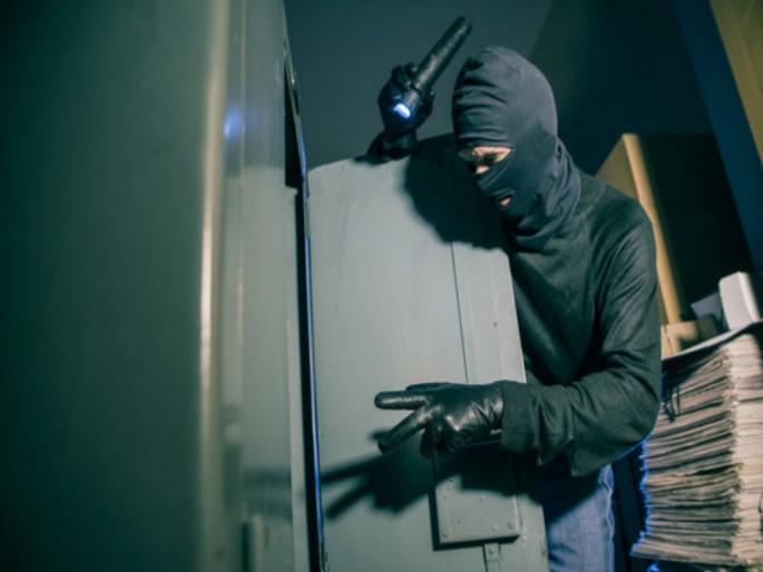 The bank was broken into but the safe was not broken the thieves got nothing | बँंक फोडली मात्र तिजोरी फुटलीच नाही; चोरट्यांच्या हाती काहीच लागले नाही The bank was broken into but the safe was not broken the thieves got nothing | बँंक फोडली मात्र तिजोरी फुटलीच नाही; चोरट्यांच्या हाती काहीच लागले नाही