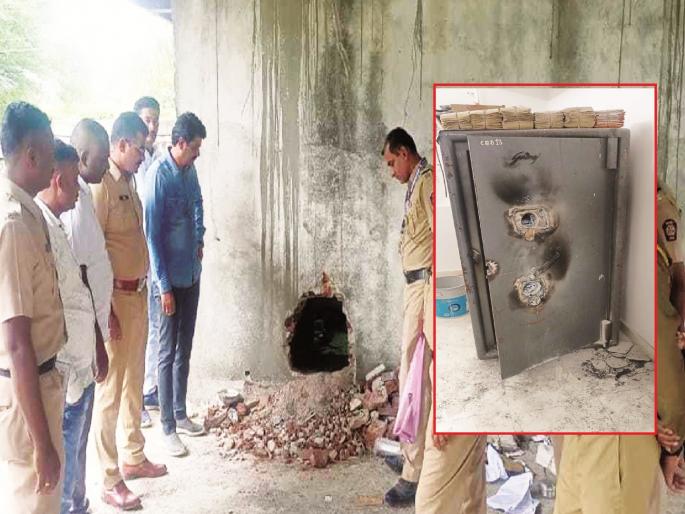 'Mask, gloves, gas cutter' high-tech thieves break into bank by breaking through wall; 18 lakhs looted in two hours | 'मास्क, ग्लोज, गॅस कटर' हायटेक चोरट्यांचा भिंत तोडून बँकेत प्रवेश; दोन तासांत १८ लाख लंपास 'Mask, gloves, gas cutter' high-tech thieves break into bank by breaking through wall; 18 lakhs looted in two hours | 'मास्क, ग्लोज, गॅस कटर' हायटेक चोरट्यांचा भिंत तोडून बँकेत प्रवेश; दोन तासांत १८ लाख लंपास