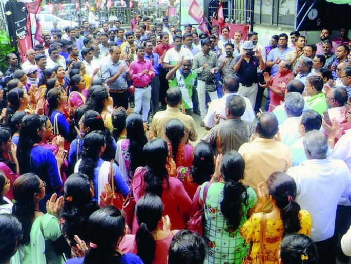 Bank employees's strike against merger | विलिनीकरणाच्या विरोधातनागपुरात बँक कर्मचाऱ्यांचा संप Bank employees's strike against merger | विलिनीकरणाच्या विरोधातनागपुरात बँक कर्मचाऱ्यांचा संप