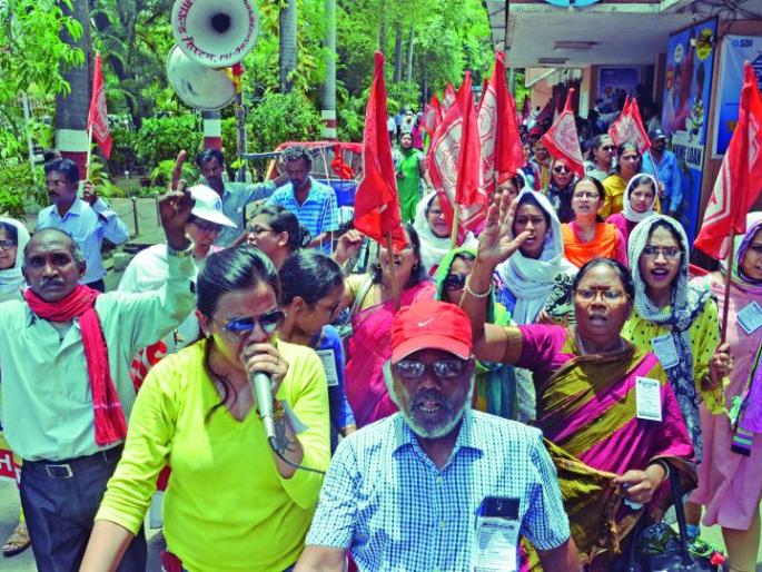 Due to the strike of banks, the financial transaction of crores of rupees in Nagpur stalled | बँकांच्या संपामुळे नागपुरात कोट्यवधींचे आर्थिक व्यवहार ठप्प  Due to the strike of banks, the financial transaction of crores of rupees in Nagpur stalled | बँकांच्या संपामुळे नागपुरात कोट्यवधींचे आर्थिक व्यवहार ठप्प