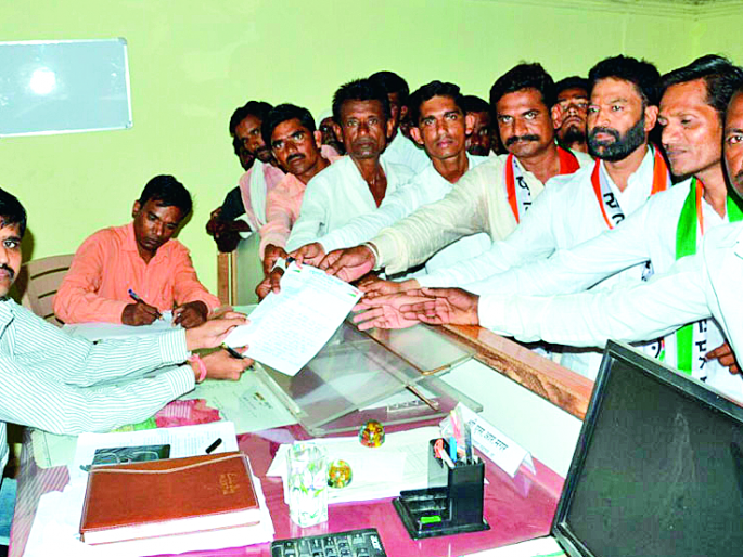 Farmers are treated with abusive behavior in banks | शेतकर्यांना बँकांमध्ये अपमानास्पद वागणूक Farmers are treated with abusive behavior in banks | शेतकर्यांना बँकांमध्ये अपमानास्पद वागणूक