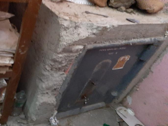 Bank shutters opened, cameras smashed; Luckily, the vault did not burst, saving millions of rupees | बँकेचे शटर उघडले, कॅमेरे तोडले; सुदैवाने तिजोरीच न फुटल्याने लाखो रुपये वाचले Bank shutters opened, cameras smashed; Luckily, the vault did not burst, saving millions of rupees | बँकेचे शटर उघडले, कॅमेरे तोडले; सुदैवाने तिजोरीच न फुटल्याने लाखो रुपये वाचले