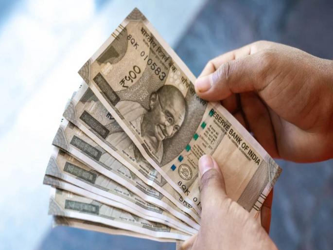 Young people are selling bank jobs! 1 out of 3 people are resigning | बँकांची नाेकरी साेडताहेत तरुण! ३ पैकी १ जण देताेय राजीनामा