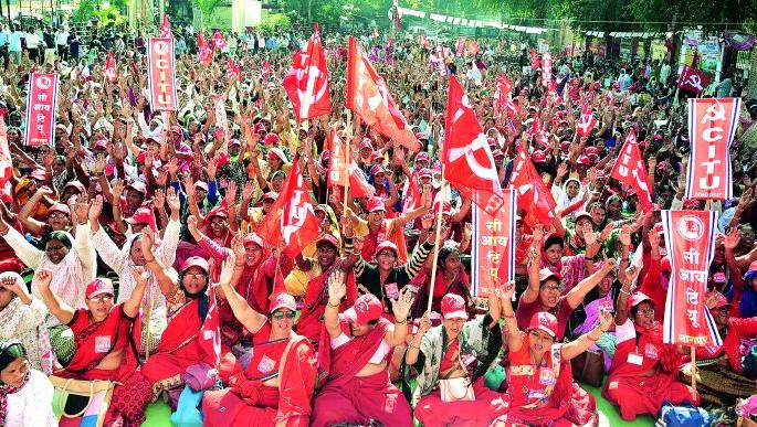 Bank cleansing of 150 crore bank jam: Service disruption due to strike by bank and life insurance staff | बँकांचे १५० कोटींचे क्लिअरिंग ठप्प : बँक व आयुर्विमा कर्मचाऱ्यांच्या संपामुळे सेवा विस्कळीत Bank cleansing of 150 crore bank jam: Service disruption due to strike by bank and life insurance staff | बँकांचे १५० कोटींचे क्लिअरिंग ठप्प : बँक व आयुर्विमा कर्मचाऱ्यांच्या संपामुळे सेवा विस्कळीत