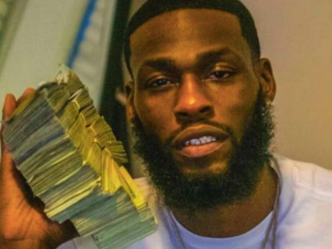 This man bank vault after flexing with money on social media | बॅंकेतील कर्मचाऱ्याने लोकांचे ६२ लाख रूपये केले लंपास, इन्स्टावर टाकला फोटो अन्..... This man bank vault after flexing with money on social media | बॅंकेतील कर्मचाऱ्याने लोकांचे ६२ लाख रूपये केले लंपास, इन्स्टावर टाकला फोटो अन्.....