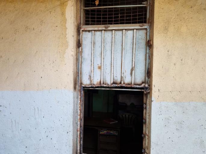 Vidarbha-Konkan Gramin Bank in Gadegaon was broken by cutting the connection of CCTV and siren | सीसीटीव्ही अन् सायरनचे कनेक्शन कट करून गादेगावातील विदर्भ-कोकण ग्रामीण बँक फोडली Vidarbha-Konkan Gramin Bank in Gadegaon was broken by cutting the connection of CCTV and siren | सीसीटीव्ही अन् सायरनचे कनेक्शन कट करून गादेगावातील विदर्भ-कोकण ग्रामीण बँक फोडली