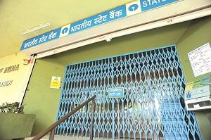 Bank employees now in the purge of indefinite strike: demonstrations protested by the government | बँक कर्मचारी आता बेमुदत संपाच्या पवित्र्यात : सरकारच्या निषेधासाठी केली निदर्शने Bank employees now in the purge of indefinite strike: demonstrations protested by the government | बँक कर्मचारी आता बेमुदत संपाच्या पवित्र्यात : सरकारच्या निषेधासाठी केली निदर्शने