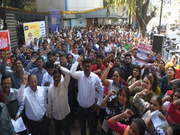 Due to the collapse of the banking operations of the banks, hundreds of crores of rupees were stuck | संपामुळे बँकांचे कामकाज ठप्प, शेकडो कोटी रुपयांचे व्यावहार अडकले Due to the collapse of the banking operations of the banks, hundreds of crores of rupees were stuck | संपामुळे बँकांचे कामकाज ठप्प, शेकडो कोटी रुपयांचे व्यावहार अडकले