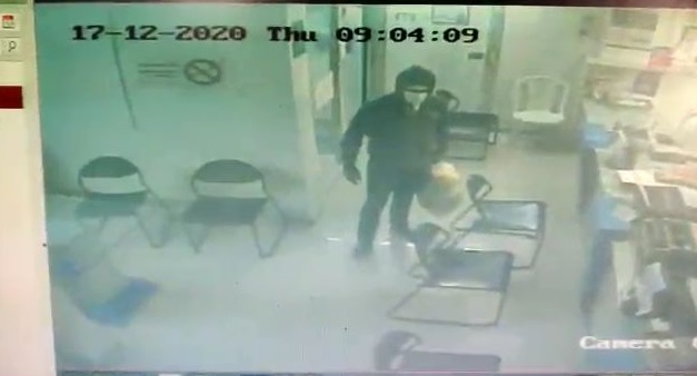 Exciting! Wardha robbed a bank in broad daylight with a gun and a knife | खळबळजनक! वर्ध्यात बंदूक आणि चाकू दाखवत दिवसाढळ्या बँकेवर दरोडा Exciting! Wardha robbed a bank in broad daylight with a gun and a knife | खळबळजनक! वर्ध्यात बंदूक आणि चाकू दाखवत दिवसाढळ्या बँकेवर दरोडा