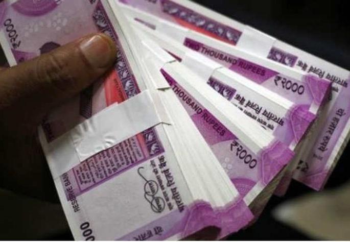 The cashier of the bank stole the money of the account holders! |   बँकेच्या कॅशिअरनेच खातेदारांचे पैसे पळविले!