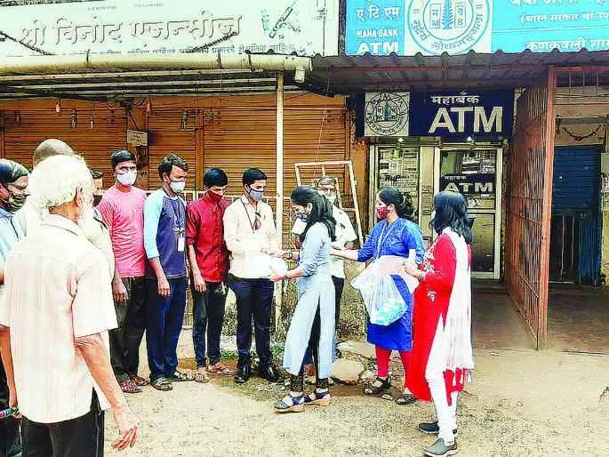 Distribution of masks and sanitizers to those who support the campaign | अभियानाला सहकार्य करणाऱ्यांना मास्क, सॅनिटायझरचे वाटप Distribution of masks and sanitizers to those who support the campaign | अभियानाला सहकार्य करणाऱ्यांना मास्क, सॅनिटायझरचे वाटप