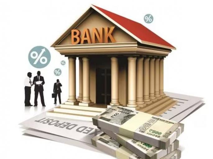 Article: Common people should also be able to afford to deposit and withdraw money from banks! Banks should take balanced decisions! | लेख: बँकेत पैसे ठेवणे-काढणे सामान्यांनाही परवडले पाहिजे! बँकांनी समतोल निर्णय घेतला पाहिजे!