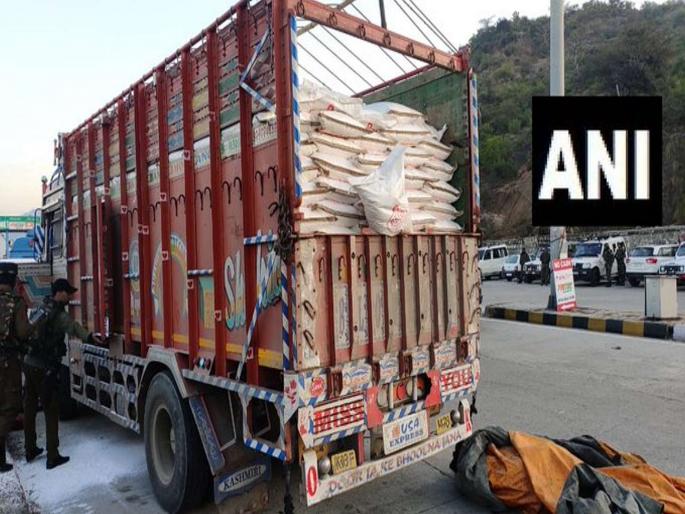 terrorists fired on police at Bann toll plaza, One policeman injured, one terrorist killed | जम्मू-श्रीनगर महामार्गावर चकमक, लष्कराकडून एका दहशतवाद्याला कंठस्नान, तीन जाणांना घेरले terrorists fired on police at Bann toll plaza, One policeman injured, one terrorist killed | जम्मू-श्रीनगर महामार्गावर चकमक, लष्कराकडून एका दहशतवाद्याला कंठस्नान, तीन जाणांना घेरले