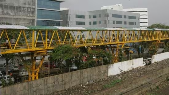 Bandra skywalk in a new form but the cost from 16 crores to 80 crores | वांद्र्याच्या स्कायवॉक नव्या स्वरूपात , पण खर्च १६ कोटीवरून ८० कोटींवर Bandra skywalk in a new form but the cost from 16 crores to 80 crores | वांद्र्याच्या स्कायवॉक नव्या स्वरूपात , पण खर्च १६ कोटीवरून ८० कोटींवर