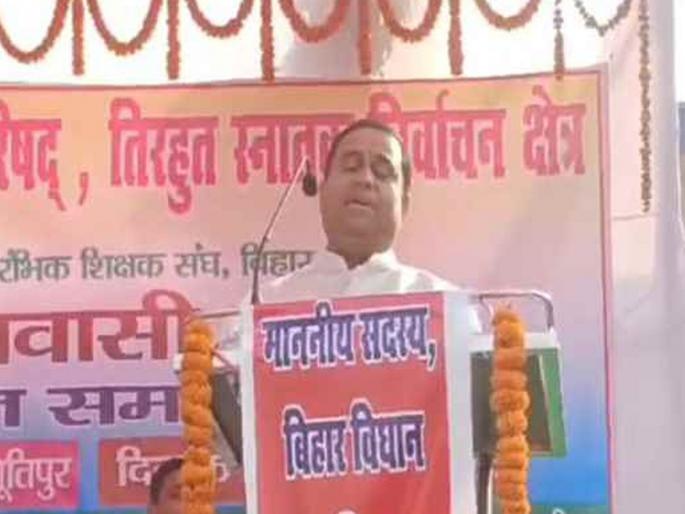 MLC warns officials and employees who demand bribes will be beaten with shoes | लाच मागणाऱ्या अधिकारी, कर्मचाऱ्यांना चपलेने मारणार, आमदाराने दिला इशारा   MLC warns officials and employees who demand bribes will be beaten with shoes | लाच मागणाऱ्या अधिकारी, कर्मचाऱ्यांना चपलेने मारणार, आमदाराने दिला इशारा