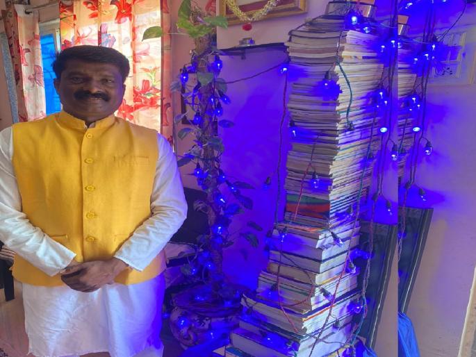 Gudi of knowledge erected by a teacher from Kolhapur | वाढता वाढता वाढे, पुस्तकांची गुढी; कोल्हापुरातील शिक्षकाचा अनोखा संकल्प Gudi of knowledge erected by a teacher from Kolhapur | वाढता वाढता वाढे, पुस्तकांची गुढी; कोल्हापुरातील शिक्षकाचा अनोखा संकल्प