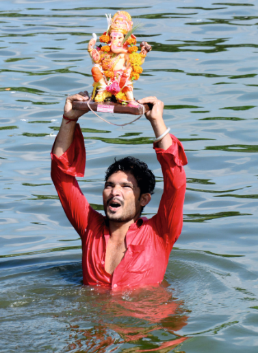 Immersion in the Festival of devotees and devotees | भाविक-भक्तांच्या जल्लोषात विसर्जन Immersion in the Festival of devotees and devotees | भाविक-भक्तांच्या जल्लोषात विसर्जन