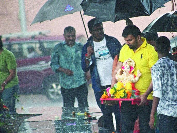 The heartfelt message for a half-day Ganara in the city | शहरात दीड दिवसांच्या गणरायाला भावपूर्ण निरोप The heartfelt message for a half-day Ganara in the city | शहरात दीड दिवसांच्या गणरायाला भावपूर्ण निरोप